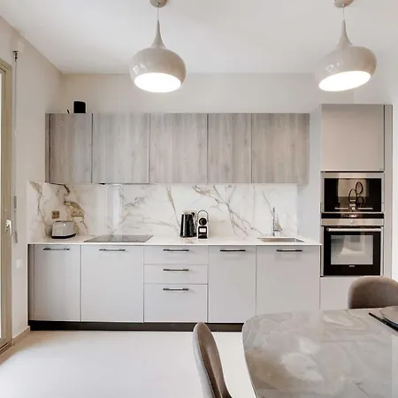 Modern Elegance A Stone's Throw From The Arc De Triomphe *