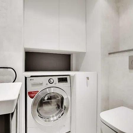 Modern Elegance A Stone's Throw From The Arc De Triomphe *