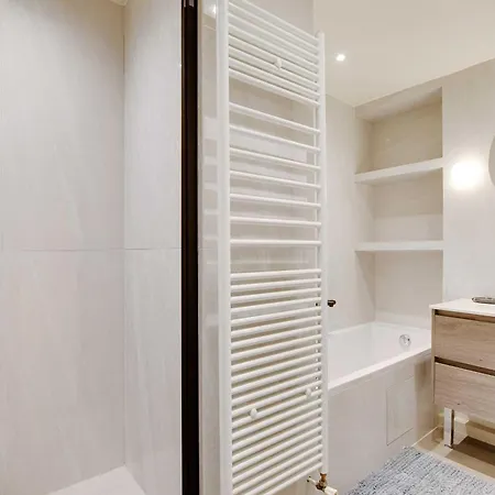 Modern Elegance A Stone's Throw From The Arc De Triomphe Apartment