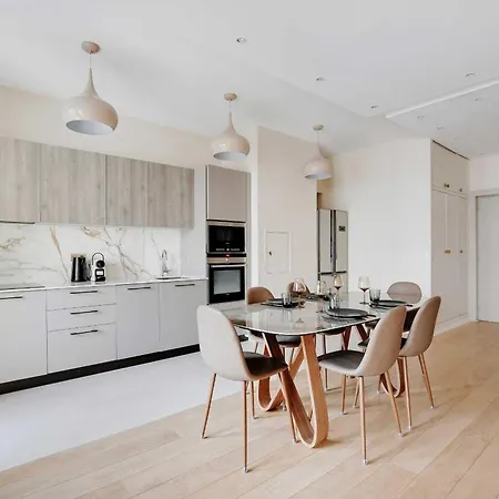 Modern Elegance A Stone's Throw From The Arc De Triomphe Париж